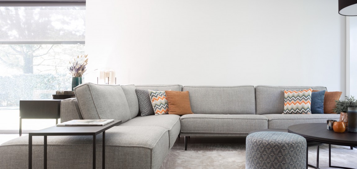 Grijze sofa / zetel Abby voor een landelijk en moderne stijl / interieur by Charrell. Perfect voor in de woonkamer.